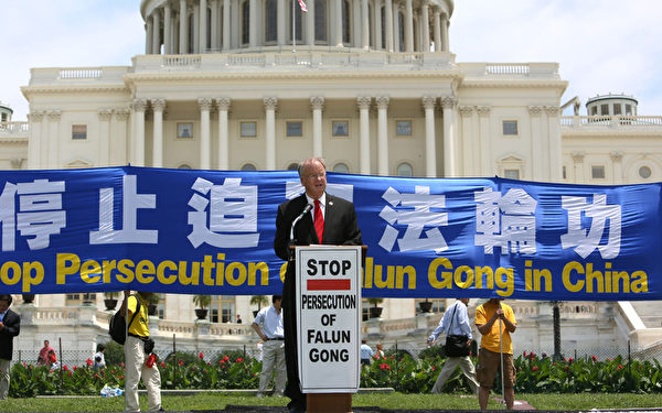 美國會議員Sam Farr在「停止迫害法輪功 聲援九評退黨」國會前大集會上講話。(攝影：李莎/大紀元）