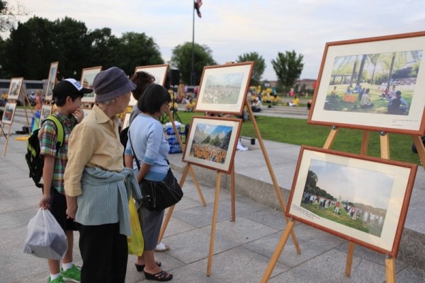 2012年7月13日，美國華盛頓DC二戰紀念碑前，華人在觀看法輪功真相圖片展。（攝影：陳虎／大紀元）