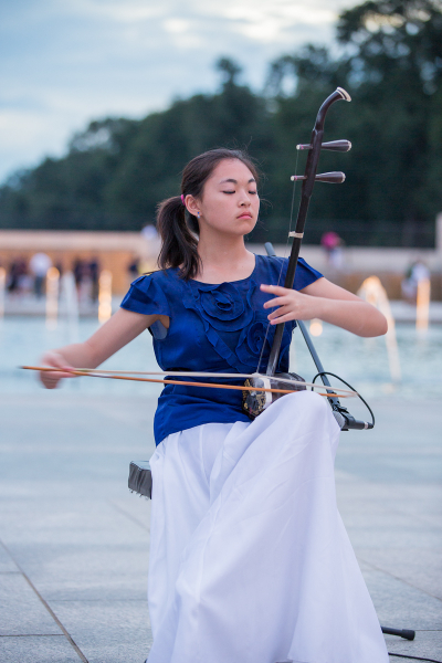 華裔法輪功學員表演中國傳統樂器二胡演奏。（攝影：陳虎／大紀元）