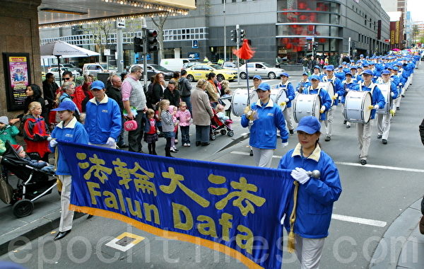 2012年7月14日，7.20法轮功反迫害13周年前夕，来自澳洲各地的法轮功学员在墨尔本举行游行集会，图为游行队伍中打头阵的天国乐团。（摄影：陈明/大纪元）