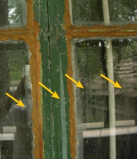 窗戶上被噴淋上的屎尿湯留下的痕跡 （圖片來源：明慧網）
