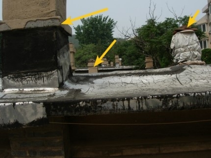 房頂一角（從左至右）燒蜂窩煤用的煙囪；衛生間煙囪口；廚房煙囪；（圖片來源：明慧網）