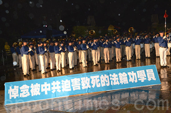 2012年7月21日，台湾法轮功学员于台中公园举行反迫害烛光悼念活动。（摄影：苏玉芬／大纪元）