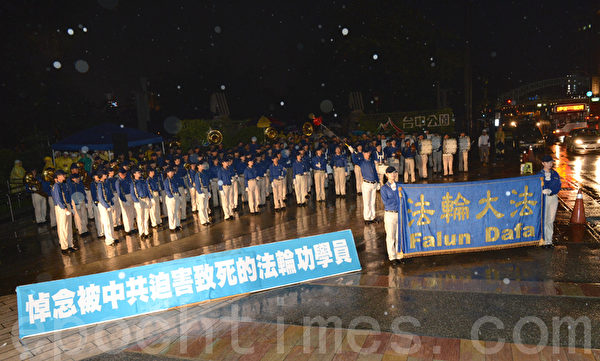 2012年7月21日，台湾法轮功学员于台中公园举行反迫害烛光悼念活动。（摄影：苏玉芬／大纪元）