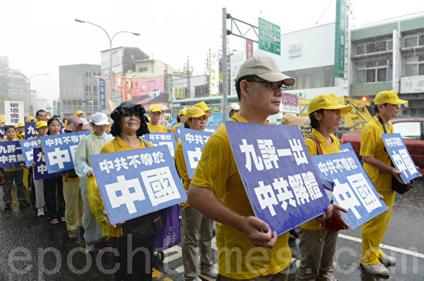 2012年7月21日，台灣法輪功學員於台中市舉行720反迫害遊行，綿延1公里長的遊行隊伍無懼雷雨，期盼喚醒社會良知，共同制止中共的殘酷迫害。（攝影：蘇玉芬／大紀元）