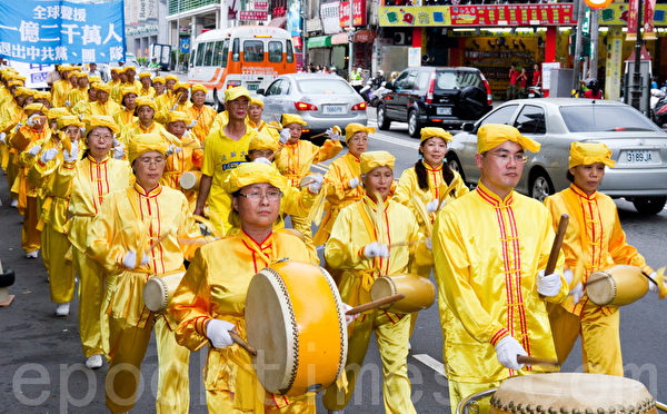 2012年7月21日，台灣法輪功學員於台中市舉行720反迫害遊行。（攝影：陳柏州 / 大紀元）