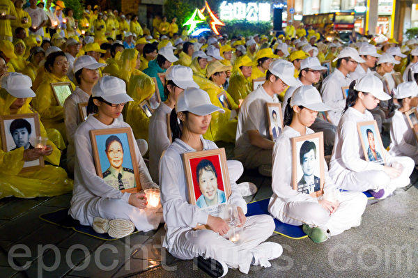 2012年7月21日，台湾法轮功学员于台中公园举行反迫害烛光悼念活动。（摄影：陈柏州 / 大纪元）