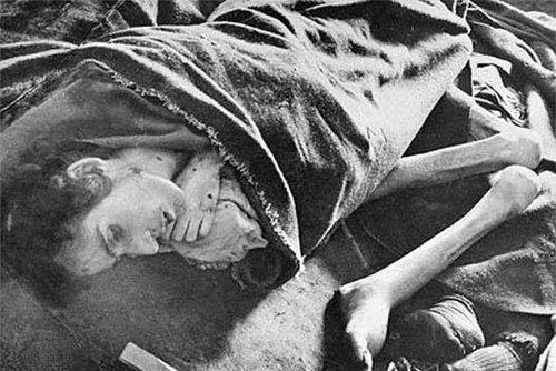 纳粹集中营中没来得及处理的犹太妇女尸体（网络图片）