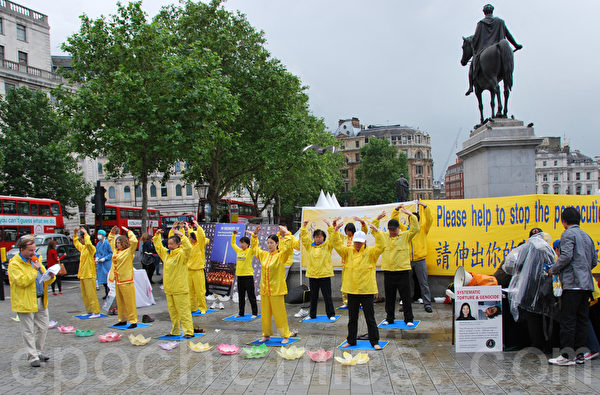 2012年7月20日，英国法轮功学员在伦敦鸽子广场举办反迫害13周年活动。（摄影：霄鸣/大纪元）