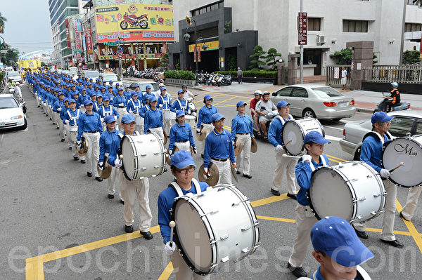 2012年7月21日，台灣法輪功學員於台中市舉行720反迫害遊行。（攝影：蘇玉芬／大紀元）
