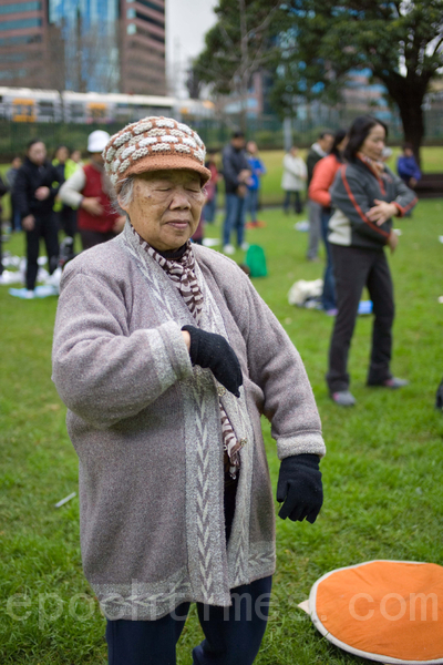 这位刘婆婆已经86岁了，修炼法轮功使她多种疾病完全消失，身体健康。（摄影：伊罗逊/大纪元）