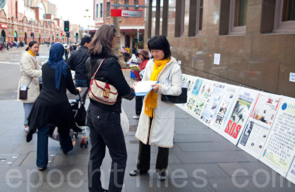 明白了真相的澳洲人在争签板上签名，呼吁停止迫害法轮功。（摄影：袁丽/大纪元）