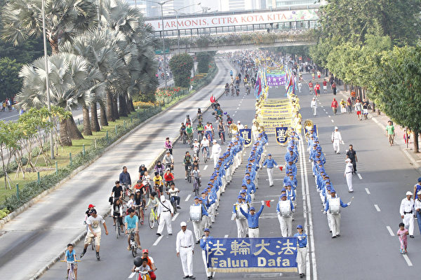 7月15日，印尼法轮功学员及部分来自新加坡的法轮功学员进行了7.20反迫害十三周年大游行。（摄影：李曼/大纪元）