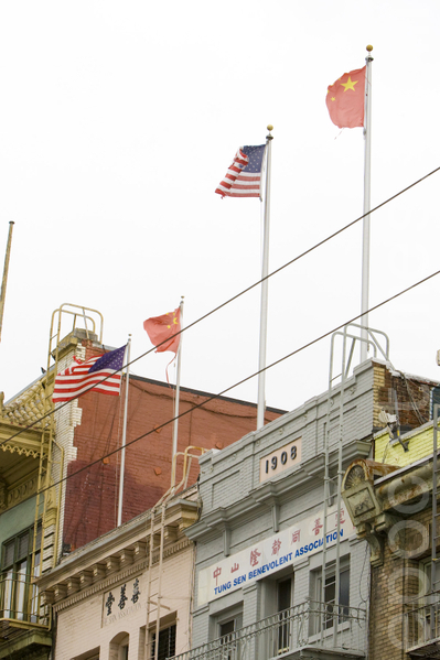 旧金山中国城Stockton街中华城的退党点对面的中共血旗被风吹烂，残缺不全。（大纪元）