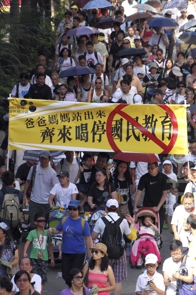 三十多个团体昨日发起反洗脑教育游行，最少9万名市民冒着酷热天气上街，拒绝中共染红下一代。（摄影：蔡雯文/大纪元）