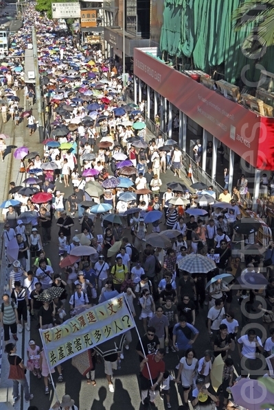 游行人士挤满行车道（摄影：潘在殊/大纪元）