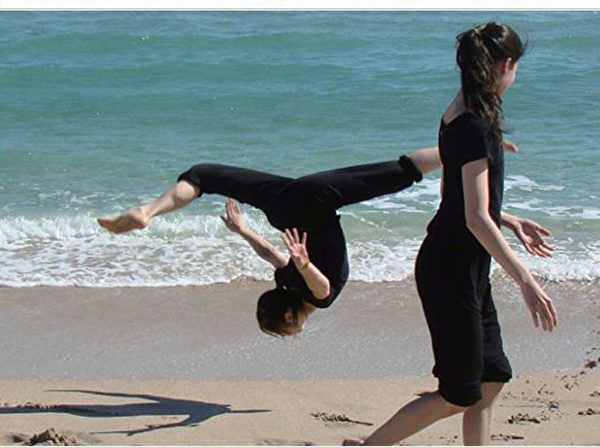 神韻舞蹈演員陳超慧在海灘上的一個即興空翻，那是她們今年在佛羅里達州勞德代爾堡（Ft. Lauderdale）巡迴演出時忙裡偷閒到海邊的放鬆。（神韻臉書）