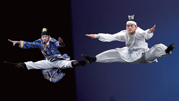 李詳諝（左）、李寶園合作跳雙人舞《七步成詩》，戲劇張力十足。（攝影／戴兵）
