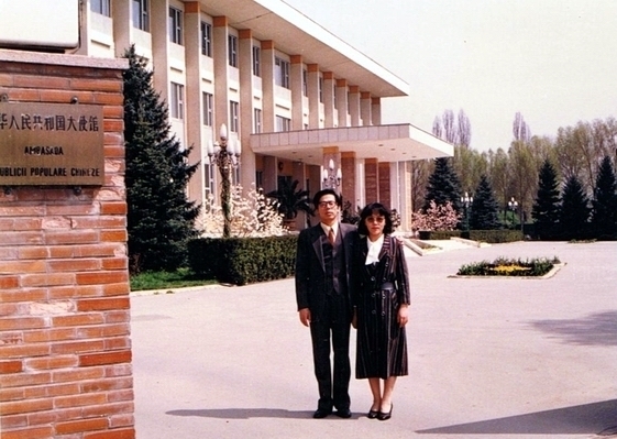 前中共国务院官员张亦洁曾经在中国驻罗马尼亚大使馆担任经济二秘（新唐人）