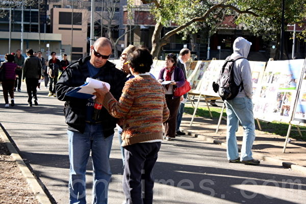 悉尼市民签名支持停止迫害（图片来源：何蔚/大纪元）