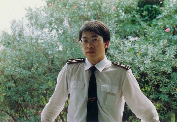 胡志明在单位升任研究所计算机室代理主任，少校军衔，并多次获奖励。(胡志明提供)