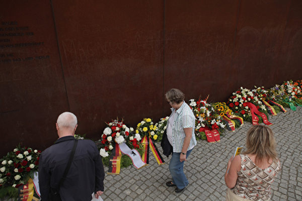 柏林牆建造51週年之際，德國8月13日舉行各種活動，中央紀念活動上午在位於首都的柏林牆紀念館舉行。(Sean Gallup/Getty Images)