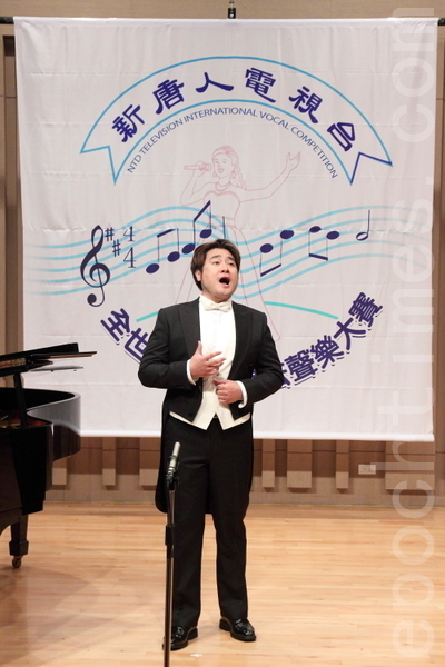 第六屆「全世界歌劇唱法聲樂大賽」19日在台灣藝術大學舉辦。圖為劉成華選手比賽風采。（攝影：林伯東／大紀元）