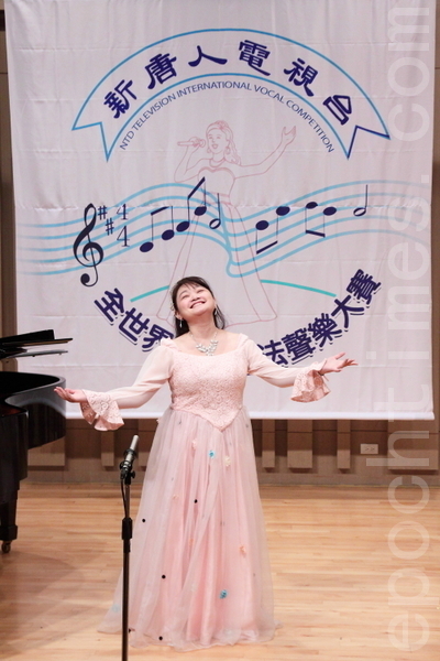 第六屆「全世界歌劇唱法聲樂大賽」19日在台灣藝術大學舉辦。圖為張盈盈選手比賽風采。（攝影：林伯東／大紀元）