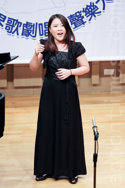 第六屆「全世界歌劇唱法聲樂大賽」19日在台灣藝術大學舉辦。圖為范孟帆選手比賽風采。（攝影：陳柏州／大紀元）
