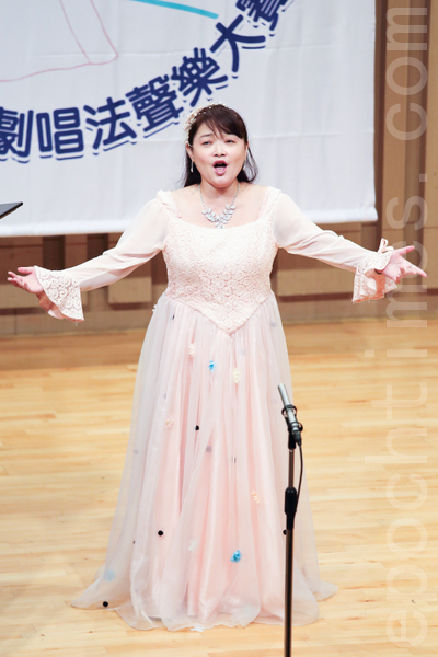 第六屆「全世界歌劇唱法聲樂大賽」19日在台灣藝術大學舉辦。圖為張盈盈選手比賽風采。（攝影：陳柏州／大紀元）
