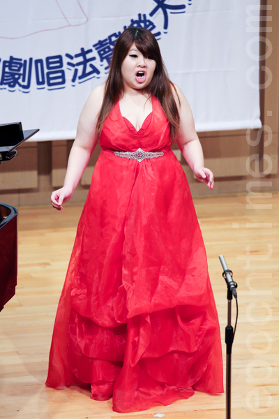 第六屆「全世界歌劇唱法聲樂大賽」19日在台灣藝術大學舉辦。圖為陳玟潔選手比賽風采。（攝影：陳柏州／大紀元）
