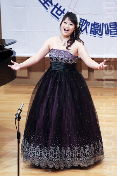 第六屆「全世界歌劇唱法聲樂大賽」19日在台灣藝術大學舉辦。圖為洪郁菁選手比賽風采。（攝影：陳柏州／大紀元）
