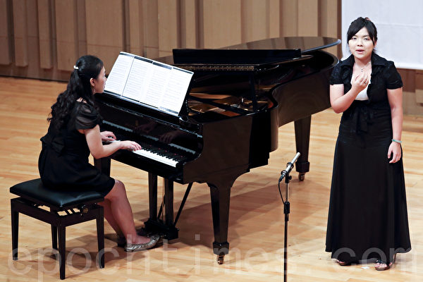 第六屆「全世界歌劇唱法聲樂大賽」19日在台灣藝術大學舉辦。圖為樊沛彣選手比賽風采。（攝影：陳柏州／大紀元）