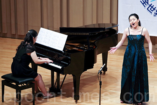 第六屆「全世界歌劇唱法聲樂大賽」19日在台灣藝術大學舉辦。圖為劉倪彤選手比賽風采。（攝影：陳柏州／大紀元）