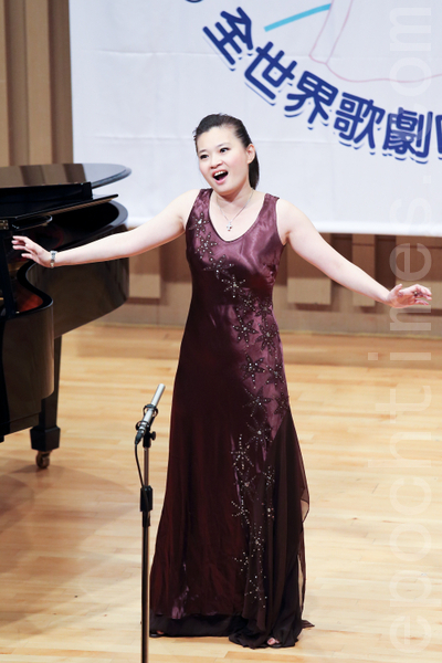 第六屆「全世界歌劇唱法聲樂大賽」19日在台灣藝術大學舉辦。圖為柯婷琦選手比賽風采。（攝影：陳柏州／大紀元）