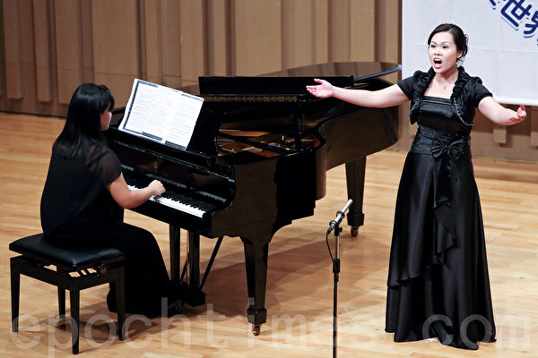 第六屆「全世界歌劇唱法聲樂大賽」19日在台灣藝術大學舉辦。圖為王嘉嘉選手比賽風采。（攝影：陳柏州／大紀元）
