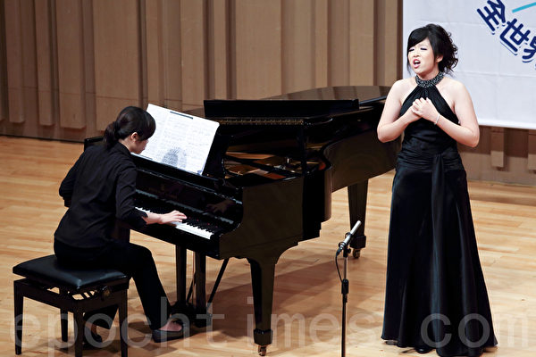 第六屆「全世界歌劇唱法聲樂大賽」19日在台灣藝術大學舉辦。圖為陳亭君選手比賽風采。（攝影：陳柏州／大紀元）