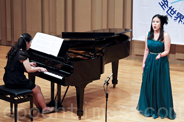 第六屆「全世界歌劇唱法聲樂大賽」19日在台灣藝術大學舉辦。圖為游珮怡選手比賽風采。（攝影：陳柏州／大紀元）