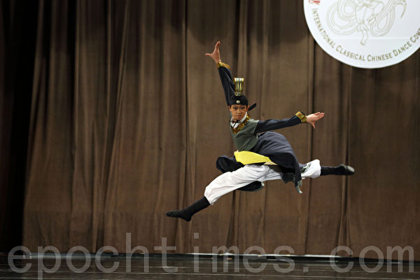 第五屆「全世界中國舞舞蹈大賽」亞太區初賽少年男子組入圍選手吳越在比賽。（攝影：潘在殊／大紀元）
