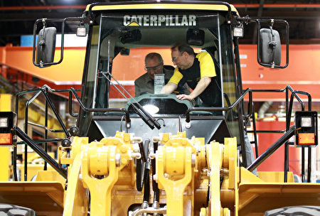 King Albert II of Belgium visits the Caterpillar factory in Charleroi during an official visit of the King and Queen to the city on May 31, 2011. AFP PHOTO / BELGA - VIRGINIE LEFOUR