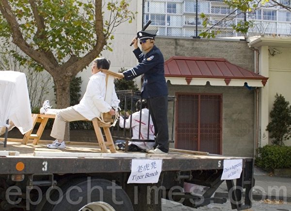 2012年9月16日聲援退黨大遊行。圖為展示中共酷刑法輪功學員的車經過中領館(攝影:周容/大紀元)