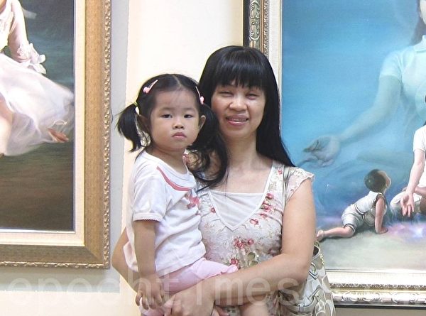 畫作「運乾坤」讓楊文瓊感應到強大的能量，她認為畫中的法輪功師父-李洪志先生，一定是位「天上的聖者」。（攝影：簡惠敏／大紀元） 