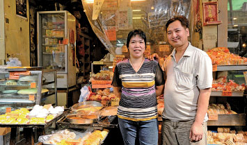 黃先生和太太一家守護傳統，默默開店13年，專做傳統糕點和手工月餅，真材實料，絕不欺場。（攝影：祥龍/大紀元）