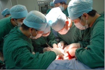 2007年11月2日，首都醫科大學附屬北京佑安醫院院長李寧（右二）在該院為患者施行肝移植手術（中國器官移植網）
