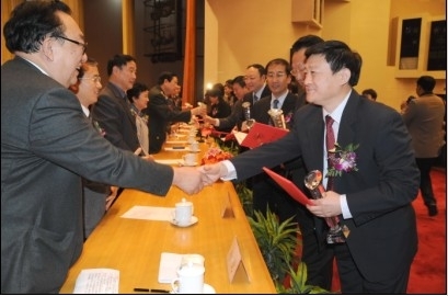 2010年11月5日，首都醫科大學附屬北京佑安醫院院長李寧（右一）在人民大會堂高興地領取第七屆「中國醫師獎」（中國器官移植網）