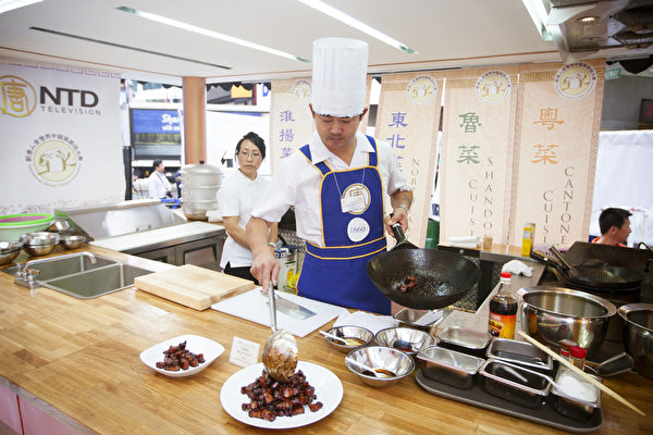 全世界中國菜廚技大賽時代廣場首日比賽(攝影﹕愛德華/大紀元) 