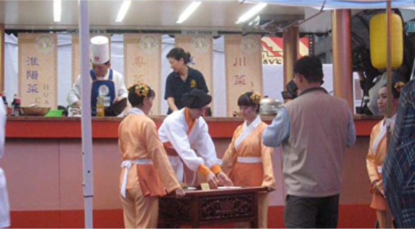 新唐人电视台“全世界中国菜厨技大赛”的户外厨车，在纽约时代广场重现古长安晚宴盛况。