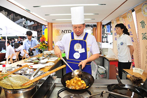 圖﹕來自日本的華人神田緣歸是第二次來參加大賽。9月28日他在東北菜系決賽上烹制指定菜「滑溜里脊」﹑「雪里紅炖豆腐」和自選菜「拔絲地瓜」。（攝影：戴兵/大紀元）