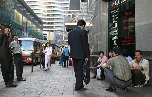 香港名店外等候同伴的大陸遊客。（Getty Images)