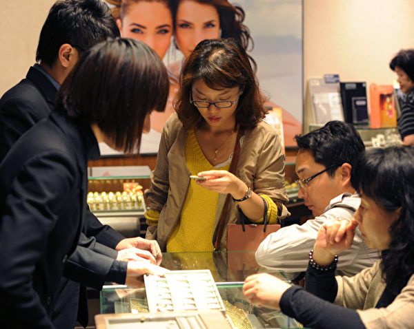 珠寶鐘錶行成為港人賺大陸遊客快錢的人氣店。（Getty Images)